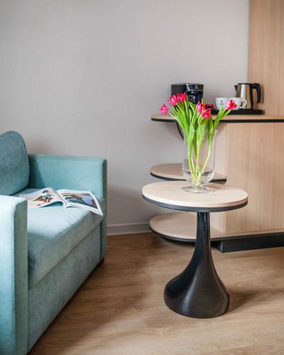 Hotel H12