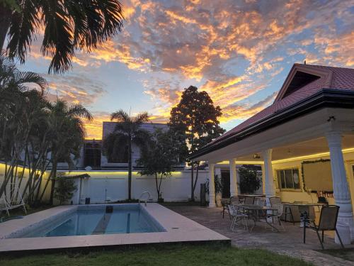 Book 1 take 2 villas - Jay's villa 1 Timog