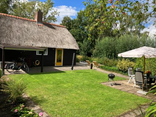 Oasis holiday home in Giethoorn next to canal, boat extra