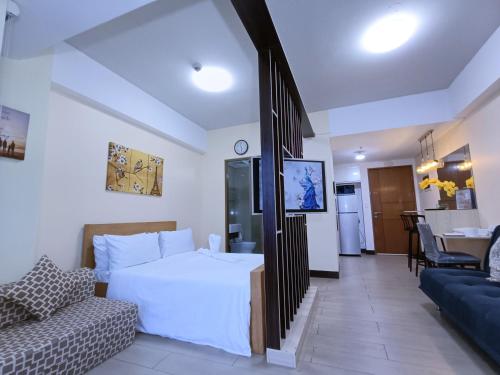 Near Terminal 3 Two Palmtree Villas- Walking distance only (JJRMK)