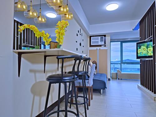 Near Terminal 3 Two Palmtree Villas- Walking distance only (JJRMK)