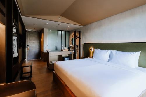 The Funny Lion El Nido