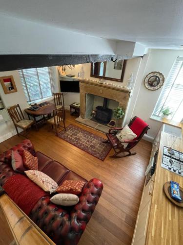 The Little Hideaway - Historic Gem off Haworth Main Street -Log Fire