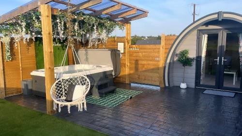 The Garden Pod with Private Hot Tub
