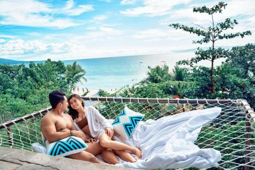 The Verge Cebu Beachfront King Bed Pool Villa - 12 Minutes to Kawasan Falls Canyoneering