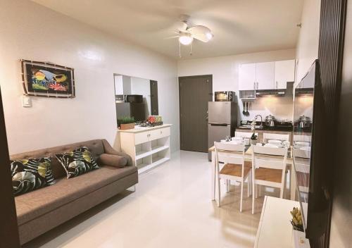 Palawan Luxury 2BR Condo with Pool, Gym & Parking - B1 5Kunzite