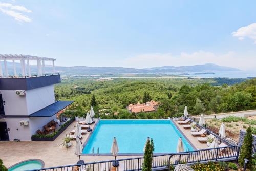 Bayview Hills Luxury Residences