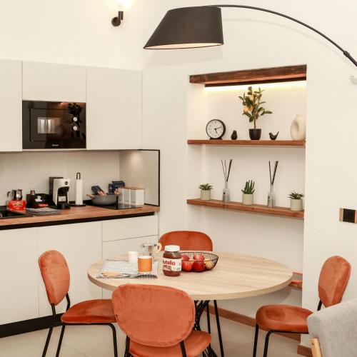 Dislocati BnB - Jacuzzi privata - Cucina - TV60" - Minimal Luxury