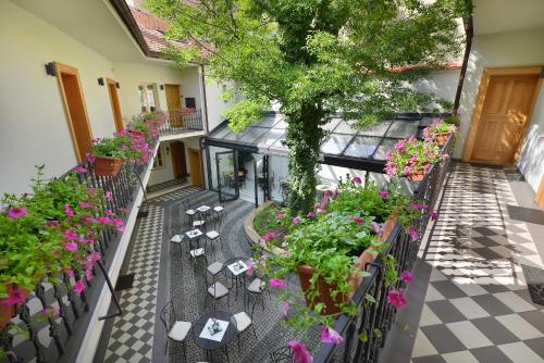 Hotel At The White Lily