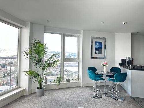 Stunning Ocean & City View APT