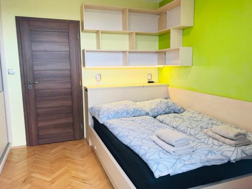 Nový apartmán v Ostravě u Mišky s akváriem a výhledem z balkonu na Beskydy