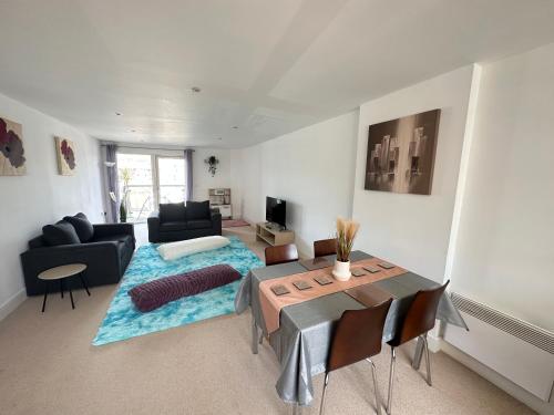 Water Front APT Walk to the Beach & City Centre