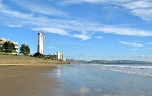Lovely 2-Bedrooms Apartment Step to The Beach