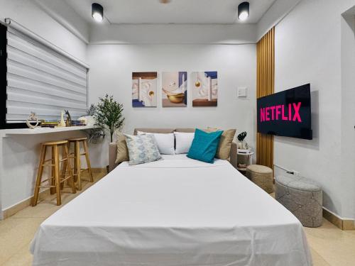 Fully Furnished 1BR with Kitchen - 20 secs walk to the Beach - Newly Renovated