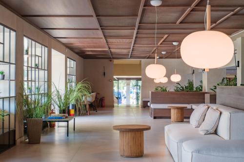 Akrotiri Beach Resort Hotel