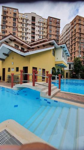 Near Manila Airport, MAILZ HOMEZ COZY Studio Condo, Full Kitchen, Swimming Pool, WIFI, 11P
