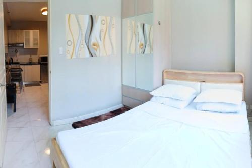 Monarch Parksuites - Balmoral Place (near NAIA, MOA, MOA Arena, DFA)