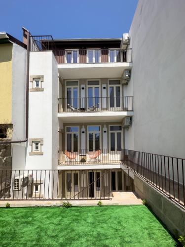 Vibrant Host -Bonfim