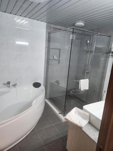 LaGrande Residence Jacuzzi & Shower 10th FLR Unit