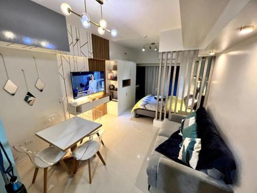 1BR Condo beside Abreeza Mall, Davao City with 150 mbps WI-FI speed