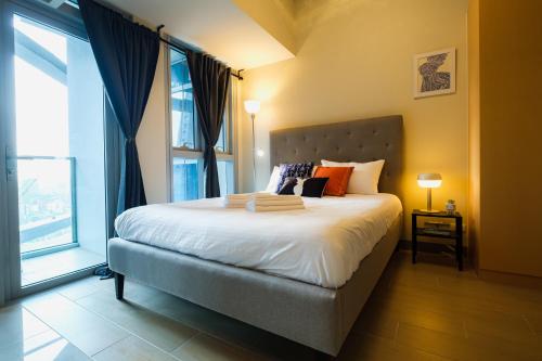 Cozy 1BR Apartment in Manila, BGC, with Balcony & Pool