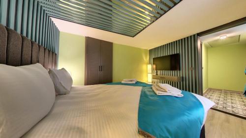 Wonder Wood Hotel