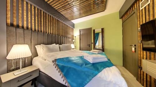 Wonder Wood Hotel