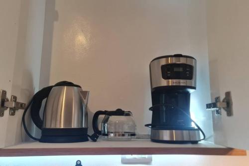 Affordable Condo in Makati w/ Wi-Fi, Netflix, Pool