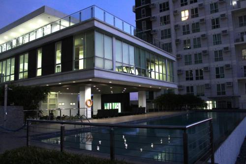 Abreeza 1BR condo w/ balcony, wifi & Netflix