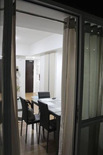 Abreeza 1BR condo w/ balcony, wifi & Netflix