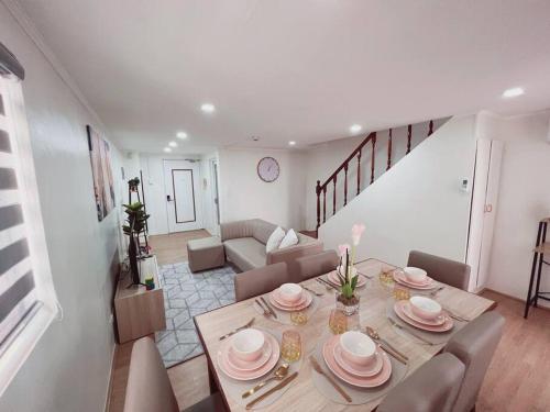 2BR spacious loft in QC, short walk to M Place