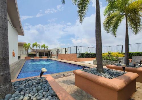 Relaxing Apt Bgc Business Ready with 84inch Cinema