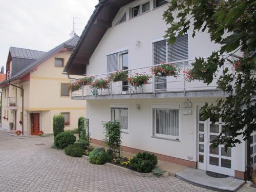 Apartmaji Sobe Ravbar