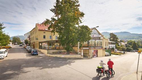 Hotel A Restaurace Kocanda