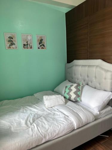 Cozy Condo Apartment in Makati / Manila with mall, restaurants, groceries, pool, netflix, disney+ and more