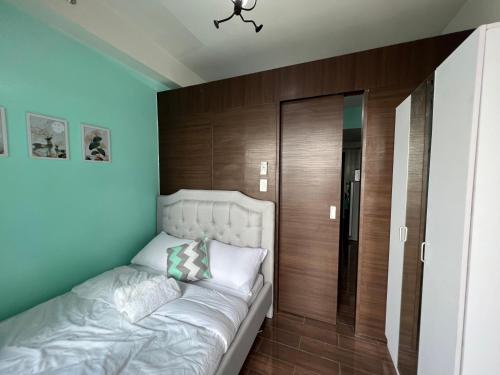 Cozy Condo Apartment in Makati / Manila with mall, restaurants, groceries, pool, netflix, disney+ and more