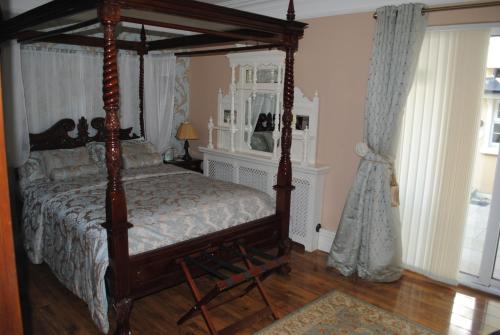 Riverside Lodge B & B