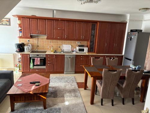 Újszerű, jól felszerelt lakás a város szîvében, ingyenes parkolással!