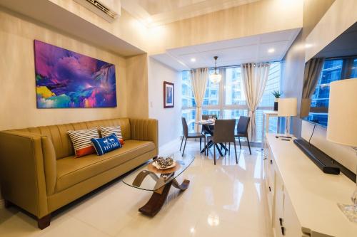 Spacious 2BR Apartment in BGC with Workspace & Washer