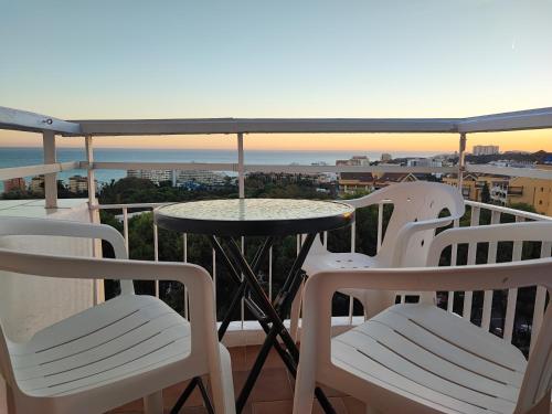 Hercules Paradise 531 Apartamento con vistas al mar Mediterráneo en Benalmádena en vibrante zona comercial con WiFi propia ideal para teletrabajo o estancias largas experiencia única en la Costa del Sol Málaga Andalucía well connected to the airport