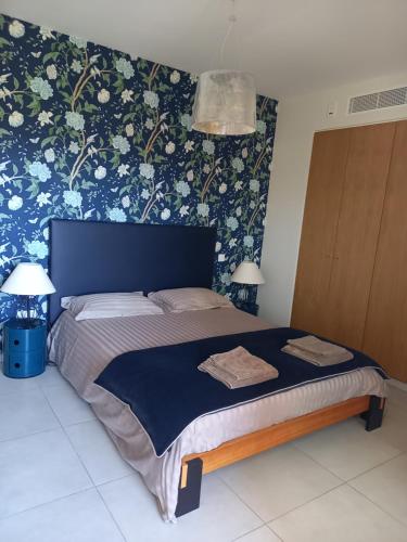 Suite avec 2 chambres d'hôtes pour 1 à 4 personnes avec vue mer, terrasse, parking privé, proche port et aéroport, petit déjeuner inclus