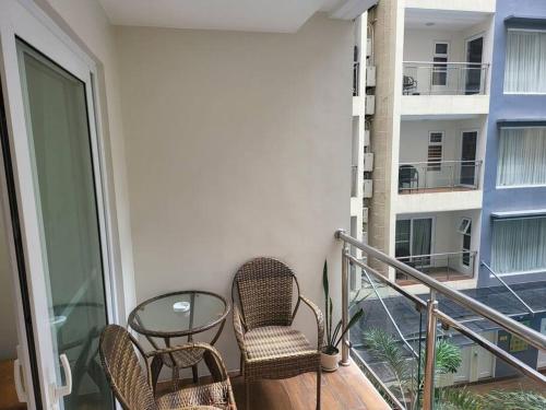 Sheryll Escapes - 218 La Grande, modern studio with hotel amenities