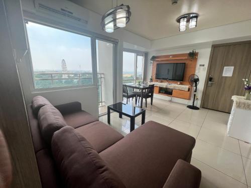 De Luxe, Standard and Studio Suites -The Breeze Residences-close to Airport, Mall of Asia, US Embassy