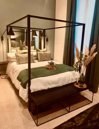 The Fifth Quarters, Grade II Listed Apartment, The Lace Market, NG1, City Centre, Nottingham, Sleeps 4