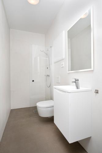 Central Guest House - Bedroom with en suite Bathroom