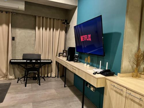 Cozy Spacious Hotel Type Condo with PS5 Smart TV and WiFi