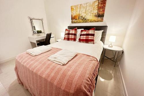 Walnut Flats-F2, 3-Bedroom with Garden & Patio - AC, Parking, Netflix, WIFI - Close to Oxford, Bicester & Blenheim Palace