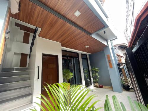 SHOWMECAS Alley Stay