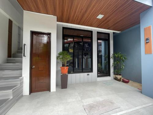 SHOWMECAS Alley Stay