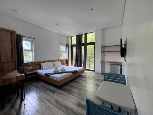 Blue Lagoon Inn & Suites
